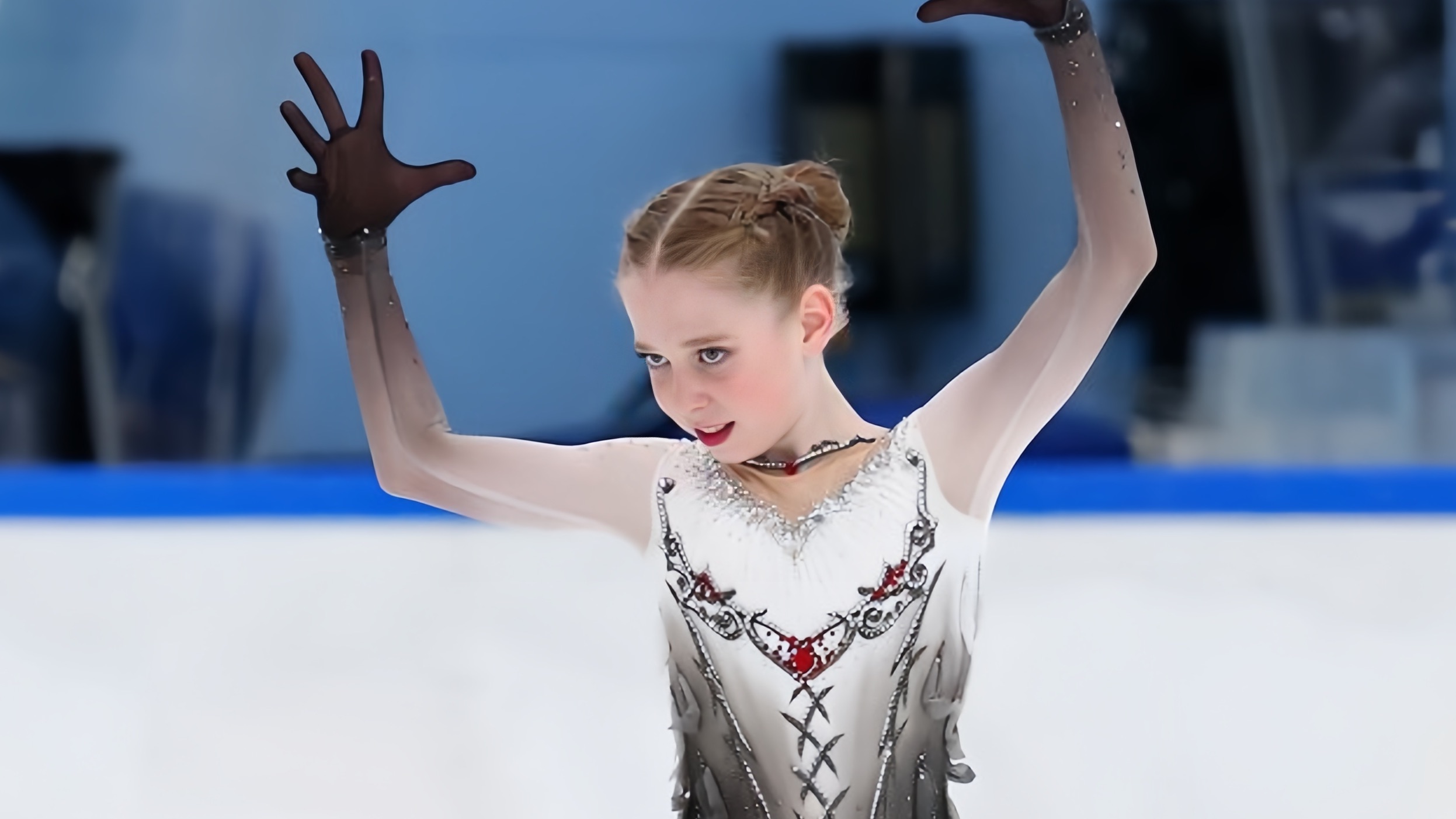 俄罗斯花样滑冰选手夺冠，舞姿优美