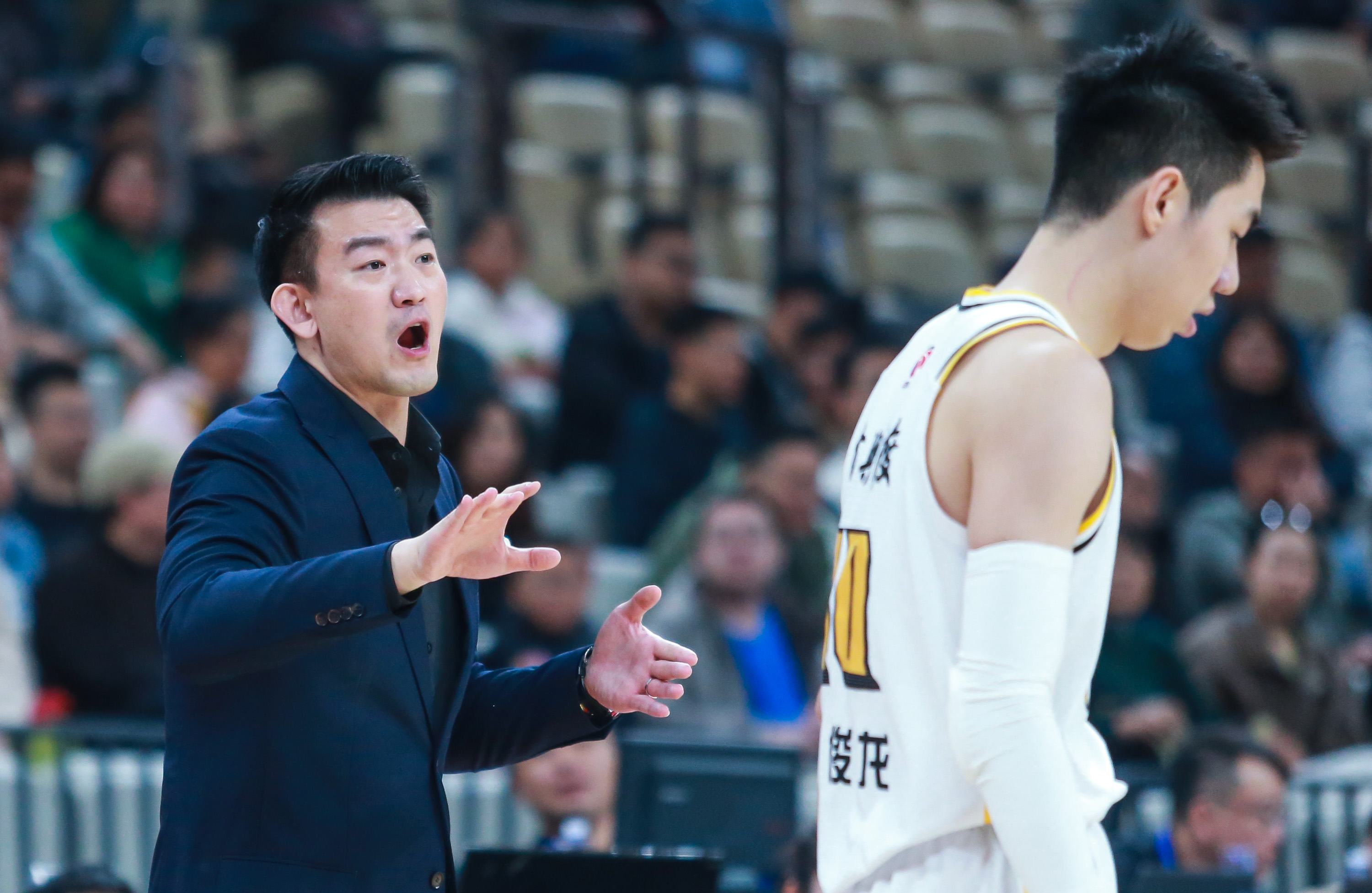 世俱杯参赛资格-篮球场上战火腾飞，球员们竭尽全力