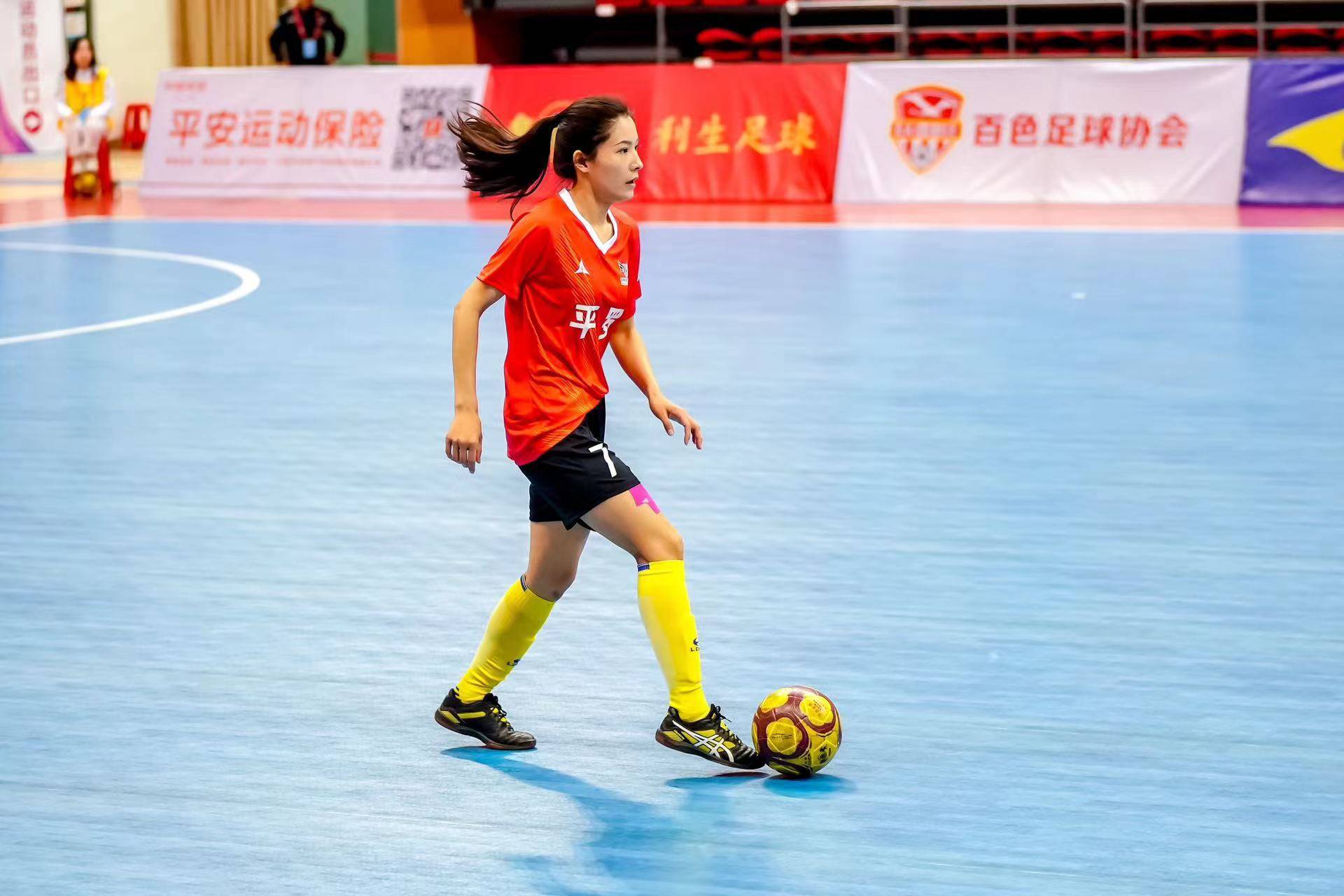 世俱杯-足球比赛中，女子竞技队伍展现实力