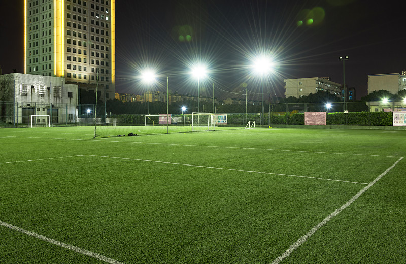 包含足球聚光灯：国内顶级联赛引爆热点话题的词条