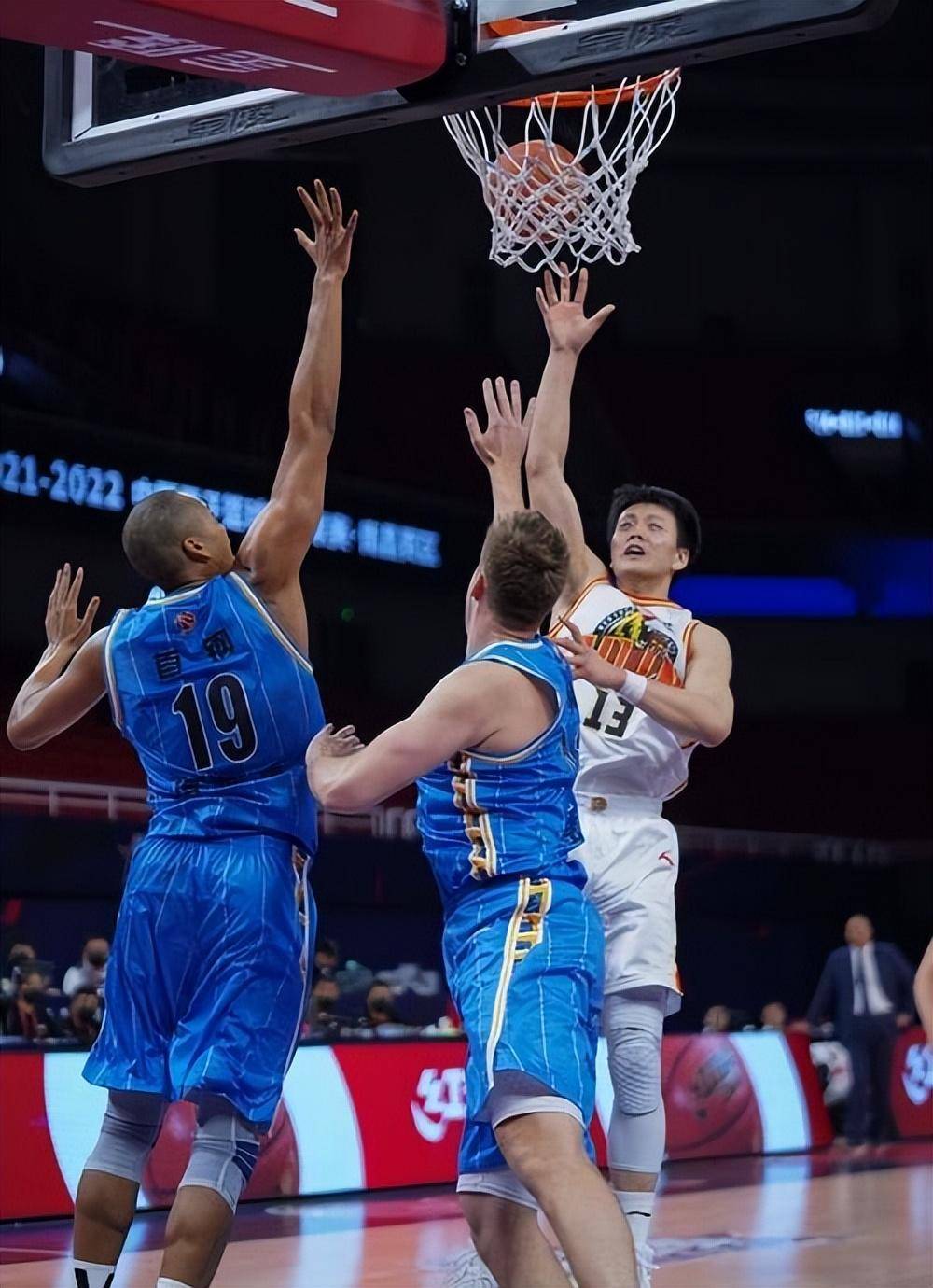 世俱杯参赛资格-篮球裁判判罚争议不断，国际体育界探讨调整