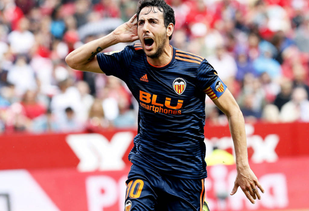 瓦伦西亚中卫在防线上发挥稳固！