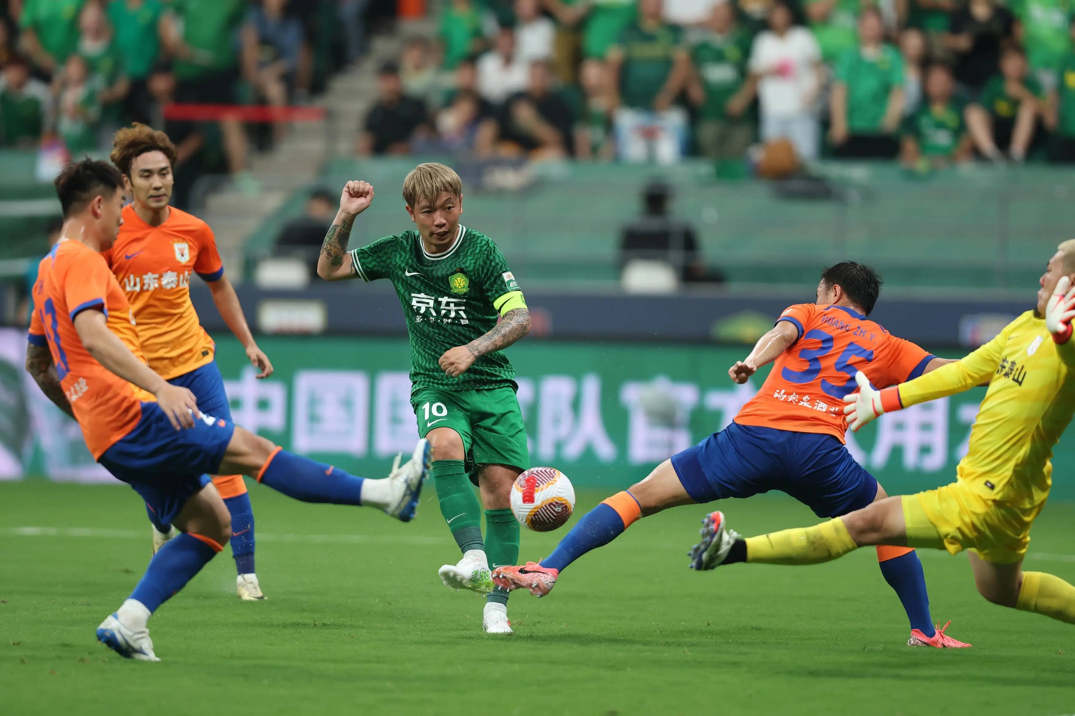 苏亚雷斯关键进球,助球队领先