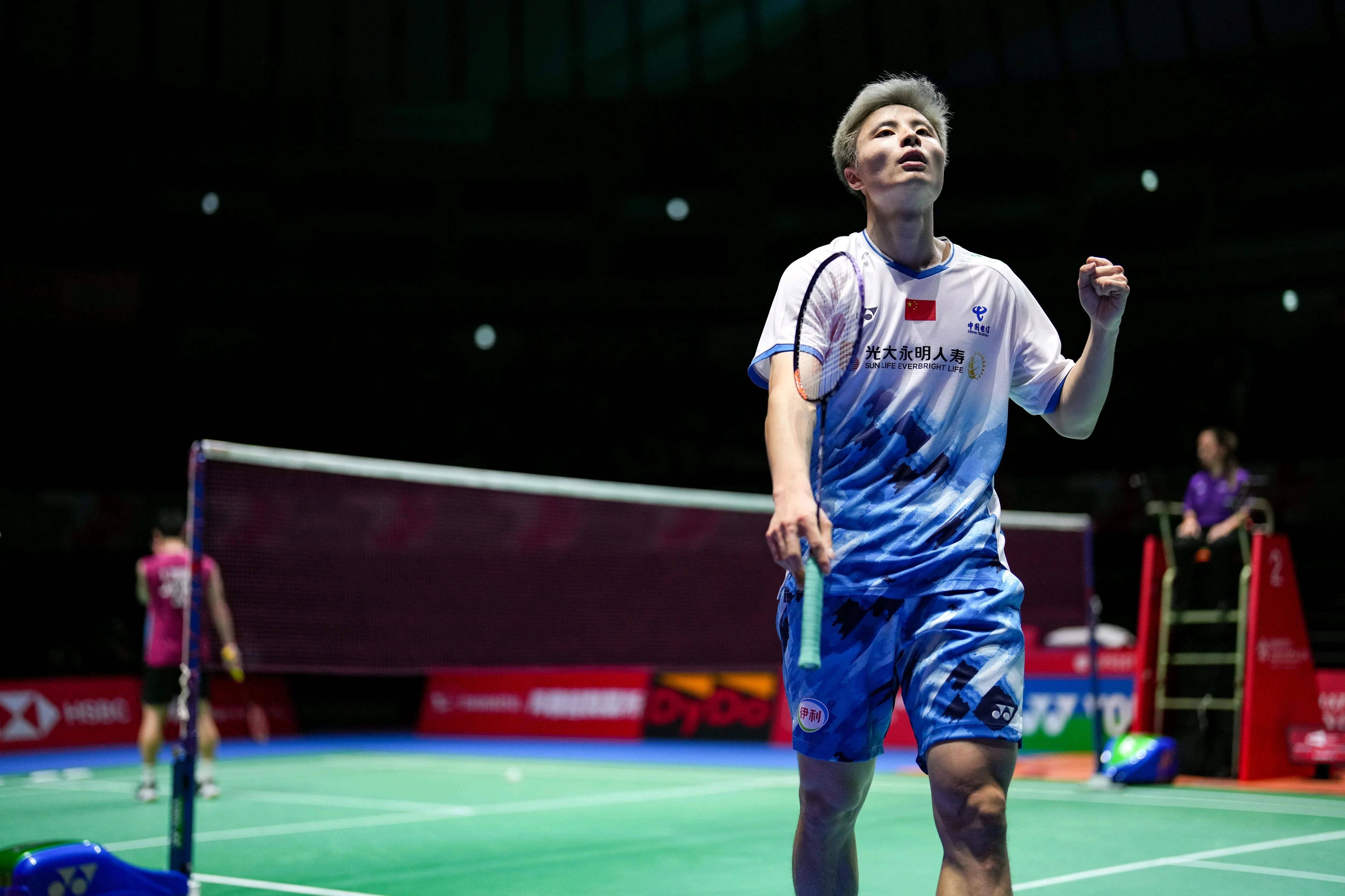 运动员意外受伤，紧急送医救治