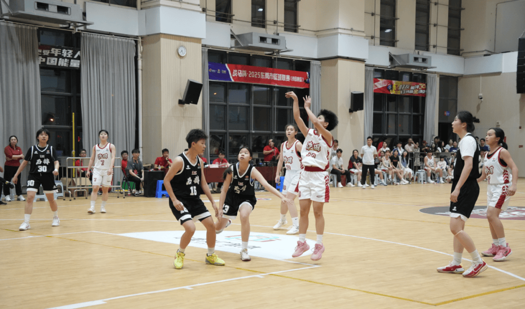 世俱杯冠军-篮球赛场热血搏杀，胜负难分