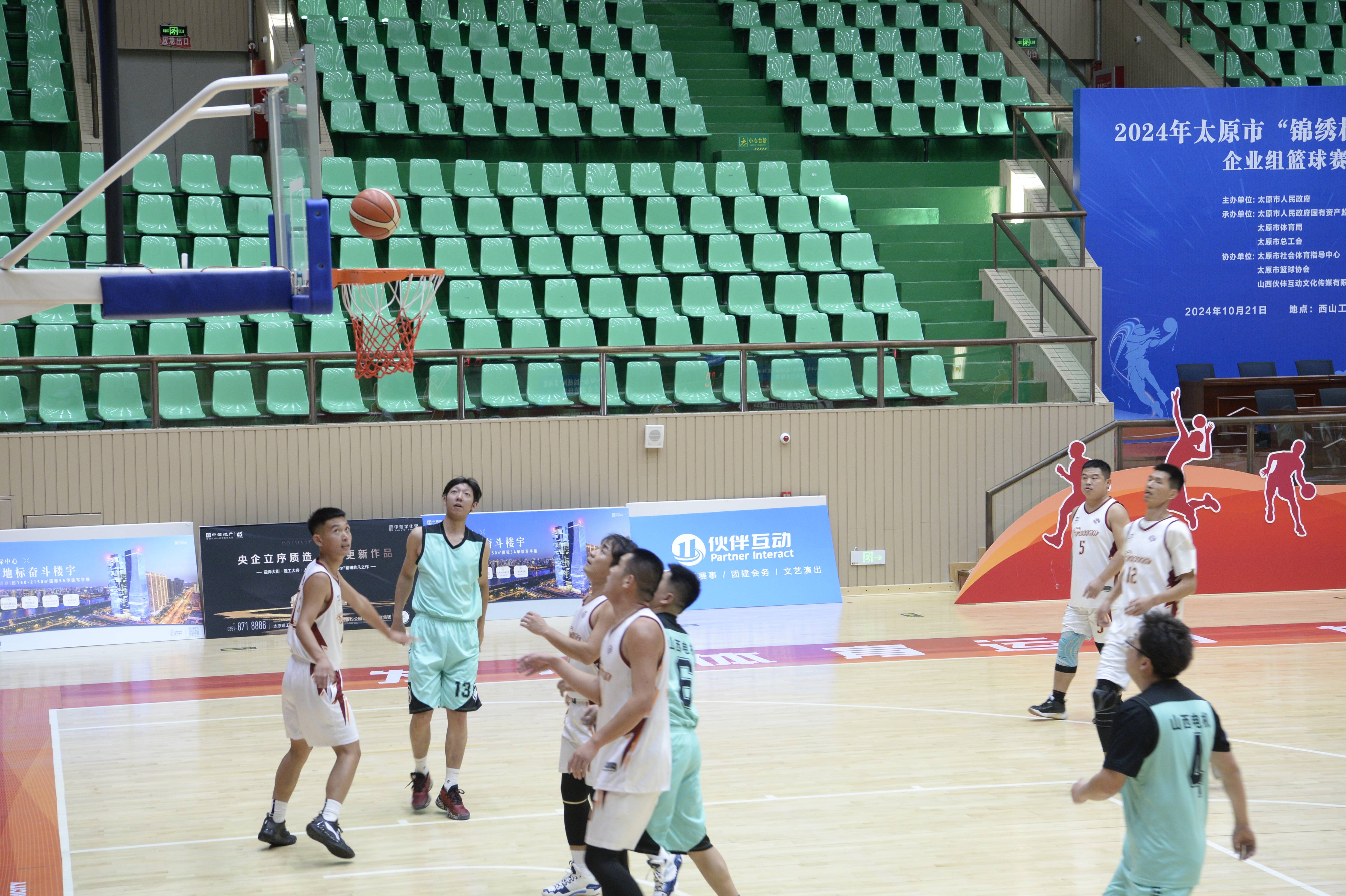 篮球赛场热血搏杀，胜负难分