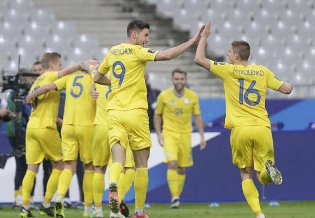 包含乌克兰队客场踢平，晋级希望备受期待的词条