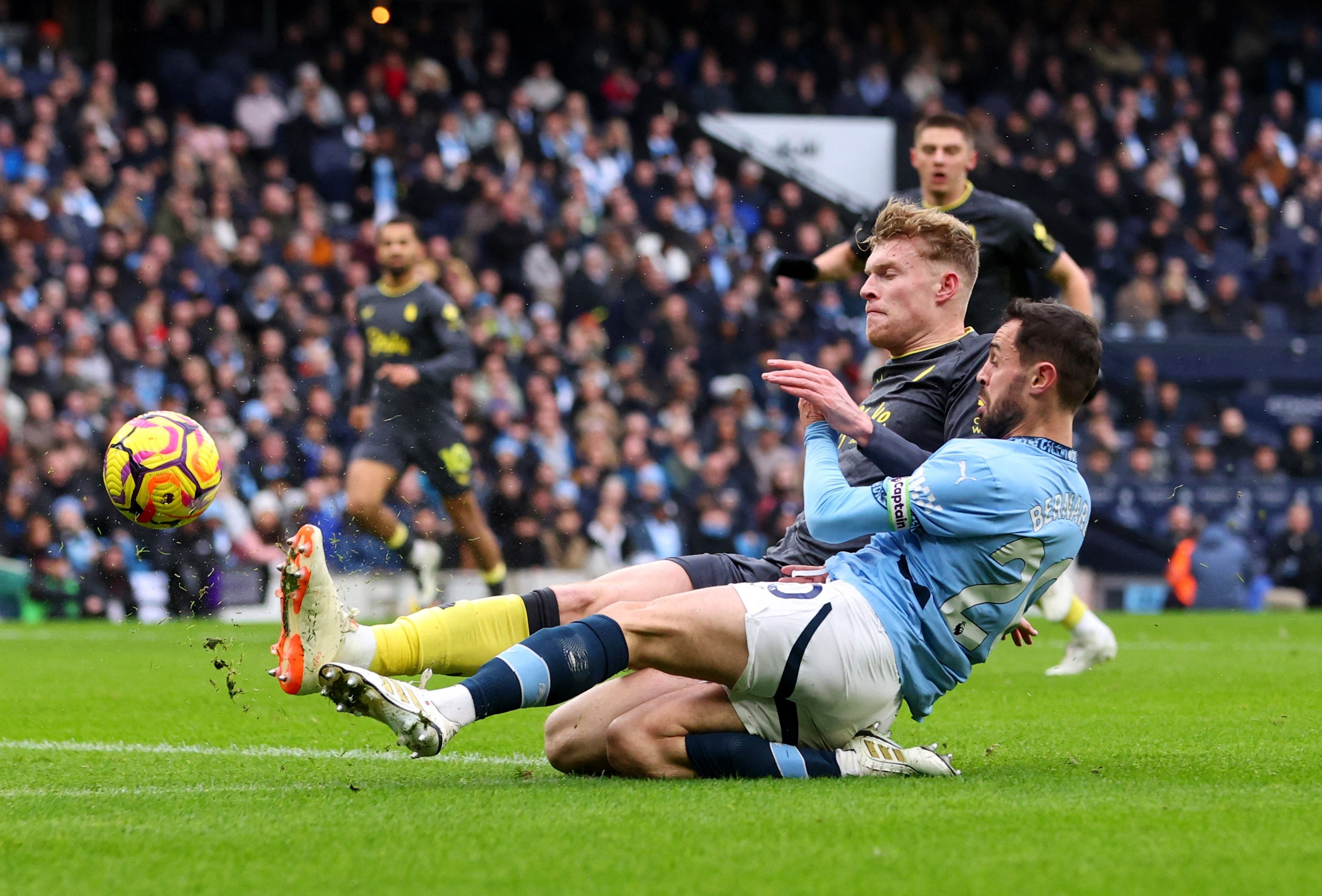 足球盛宴上演激战，豪门实力尽显