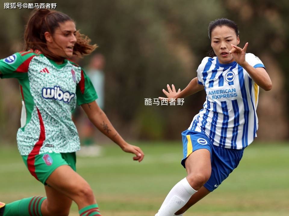 中国女足球员在比赛中发挥出色，赢得掌声