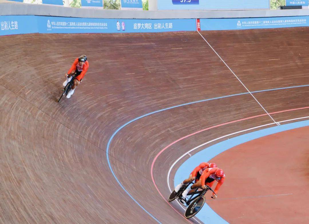 激情四射！运动员斗志昂扬，向金牌进发