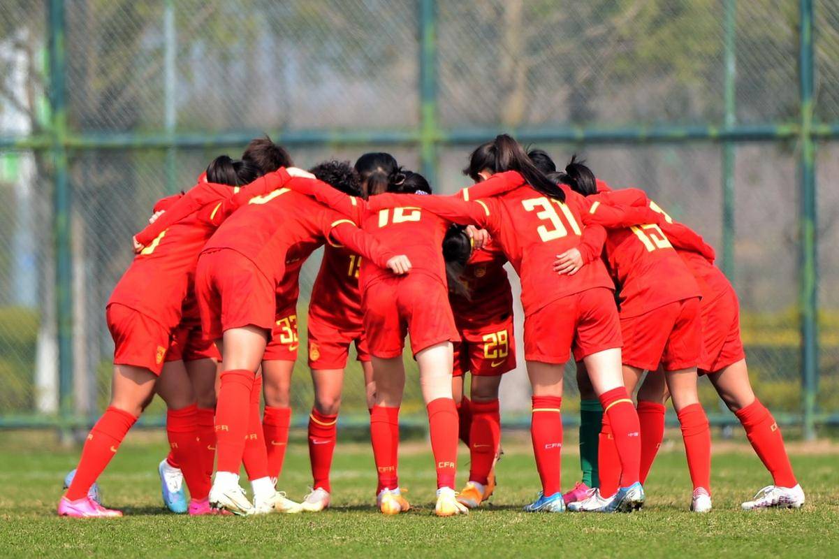 世俱杯分组-中国女足赛场上取得优势，压倒对手