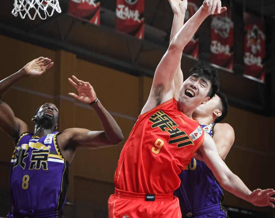 西欧劲旅遭遇危机，险胜晋级淘汰赛