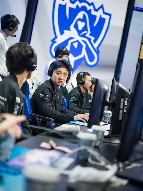 SHR轻取FLY，Tarzan单局斩获MVP宿敌对决全球总决赛，让粉丝疯狂欢呼