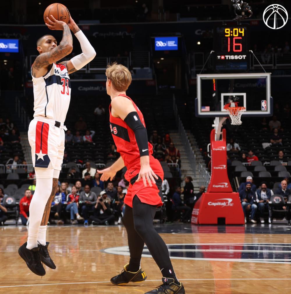 湖人力克篮网，詹姆斯三双表现抢眼