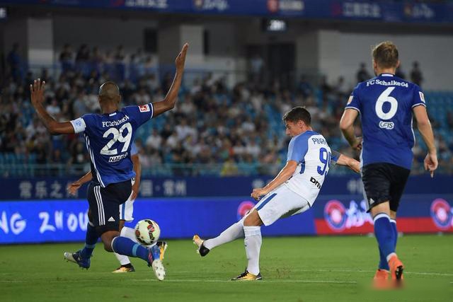 沙尔克遭遇连背惨败，球队面临保级危机