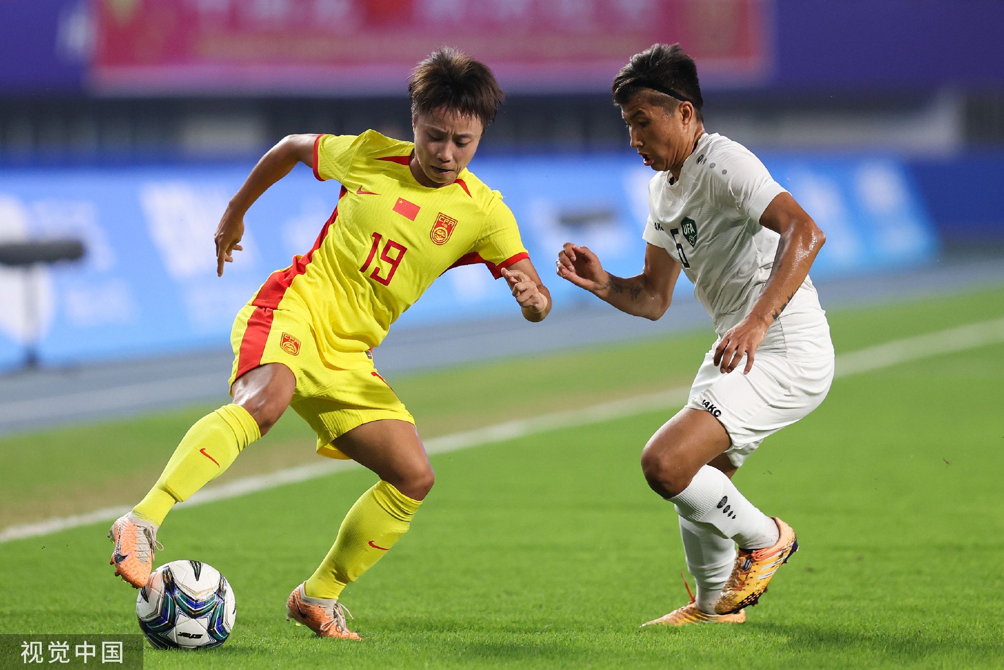 精彩瞬间：女足比赛中传来惊艳一幕