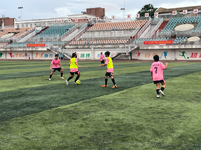 一场足球盛宴即将掀起！球迷们紧张期待着这场激烈比拼